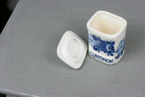 Keramik Deckeldose Gewürzdose Cynamon Zimt weiss blau Handbemalt Holland Polen